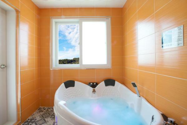 Tongyoung Blue House Spa Pension ทงยอง ภายนอก รูปภาพ