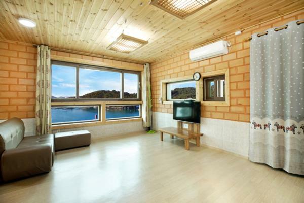 Tongyoung Blue House Spa Pension ทงยอง ภายนอก รูปภาพ